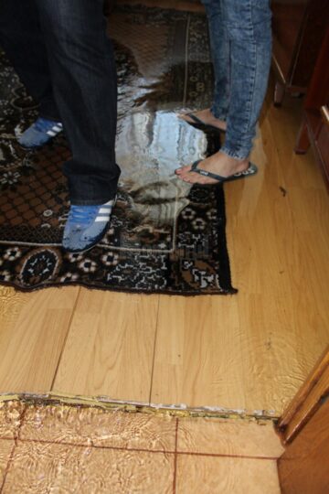 Pachetul din locuință, îmbibat cu apa care ajungea deja până la glezne