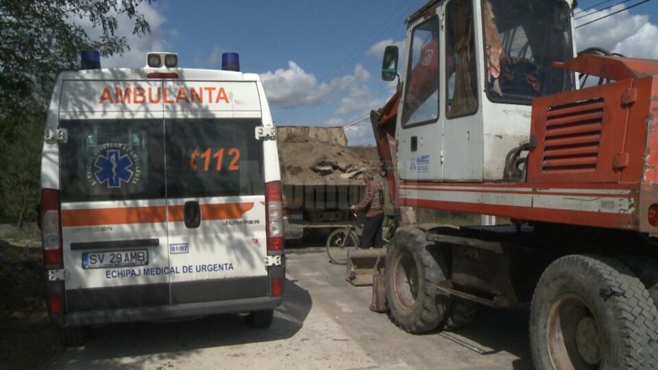 Cupola unui autoturism care circula pe un drum din orașul Liteni, strivită de un excavator
