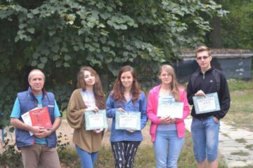 Prof. Gheorghe Cîrstian și elevii suceveni participanți la Tabăra de creație