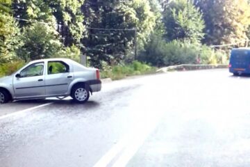 Cele două mașini implicate în accident