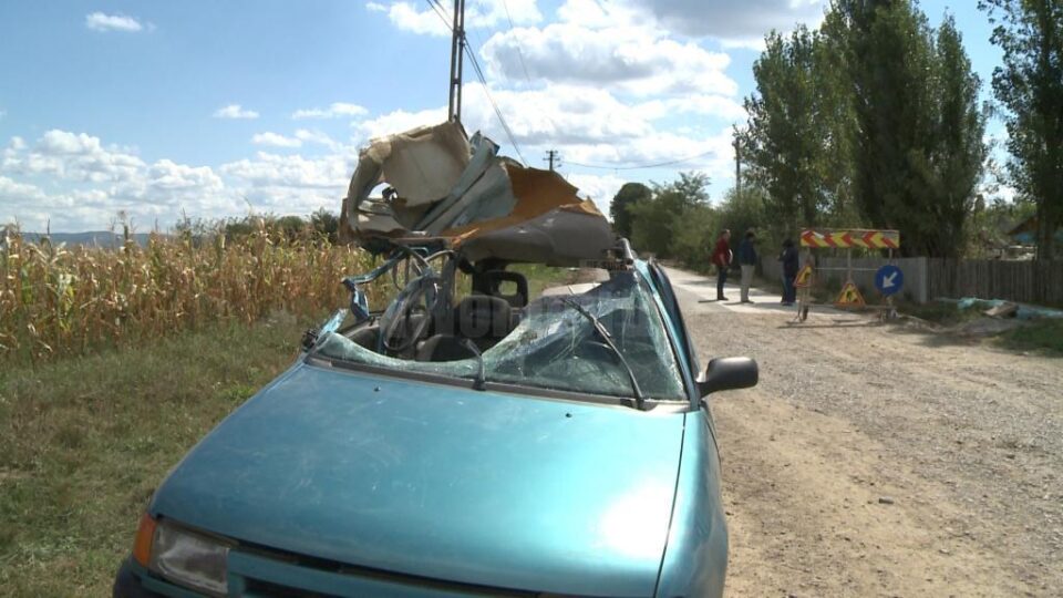 Cupola unui autoturism care circula pe un drum din orașul Liteni, strivită de un excavator Cupola unui autoturism care circula pe un drum din orașul Liteni, strivită de un excavator