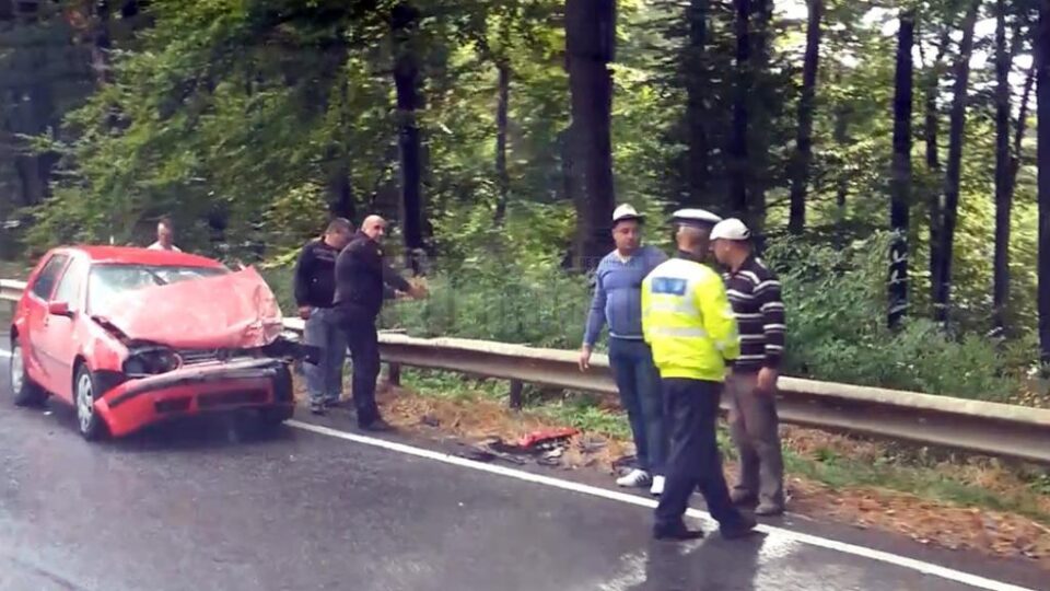 Cele două mașini implicate în accident