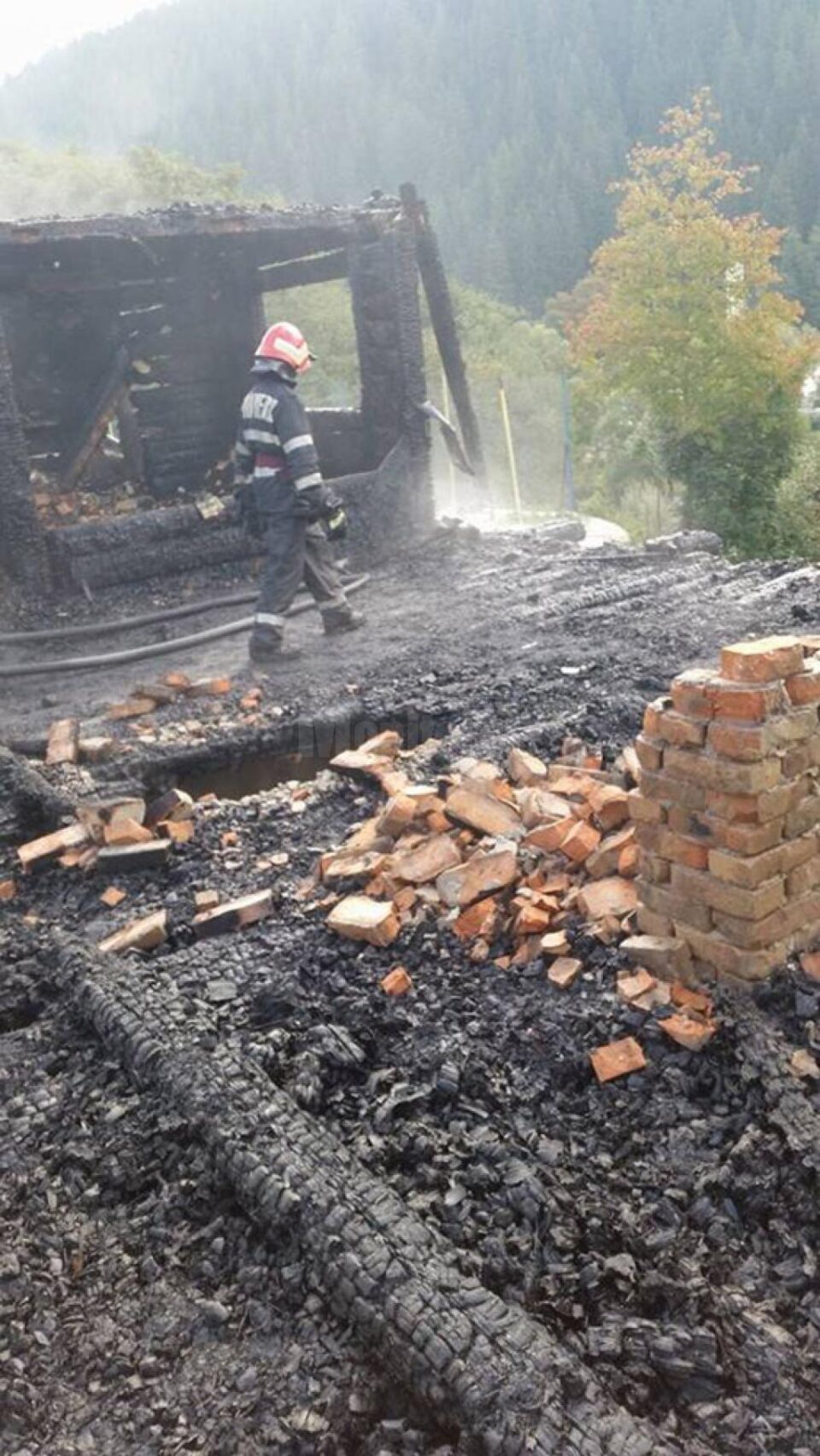 Incendiu puternic și la o cabană dezafectată din Iacobeni