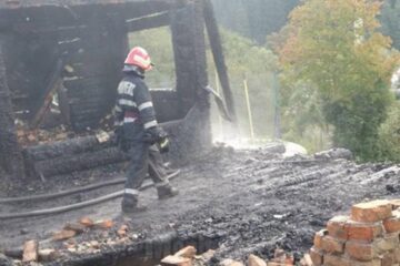 Incendiu puternic și la o cabană dezafectată din Iacobeni