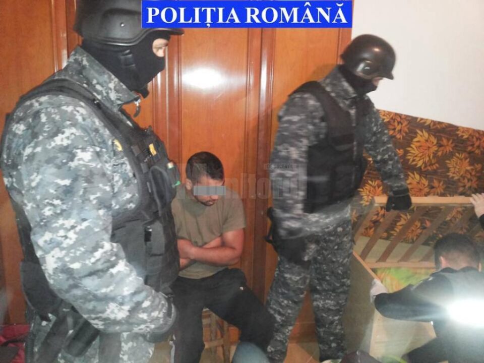 Percheziții pentru destructurarea unui grup infracțional specializat în tâlhării și furturi