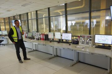 Directorul Ioan Banciu, în unul din centrele de comandă și monitorizare de la EGGER