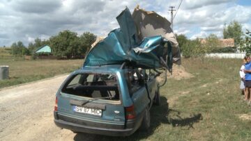 Bărbat strivit sub cupola mașinii de un excavator, în timp ce mergea după medicamente pentru fetița sa