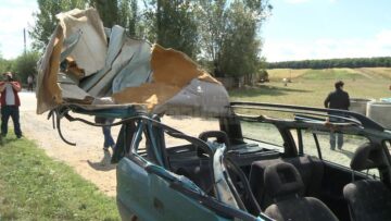 Bărbat strivit sub cupola mașinii de un excavator, în timp ce mergea după medicamente pentru fetița sa
