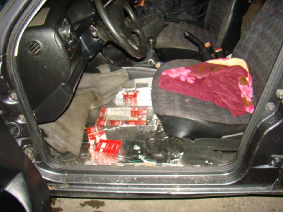Într-un locaș special amenajat în podeaua autoturismului au fost descoperite 560 de pachete de țigări marca Marble, cu timbru ucrainean