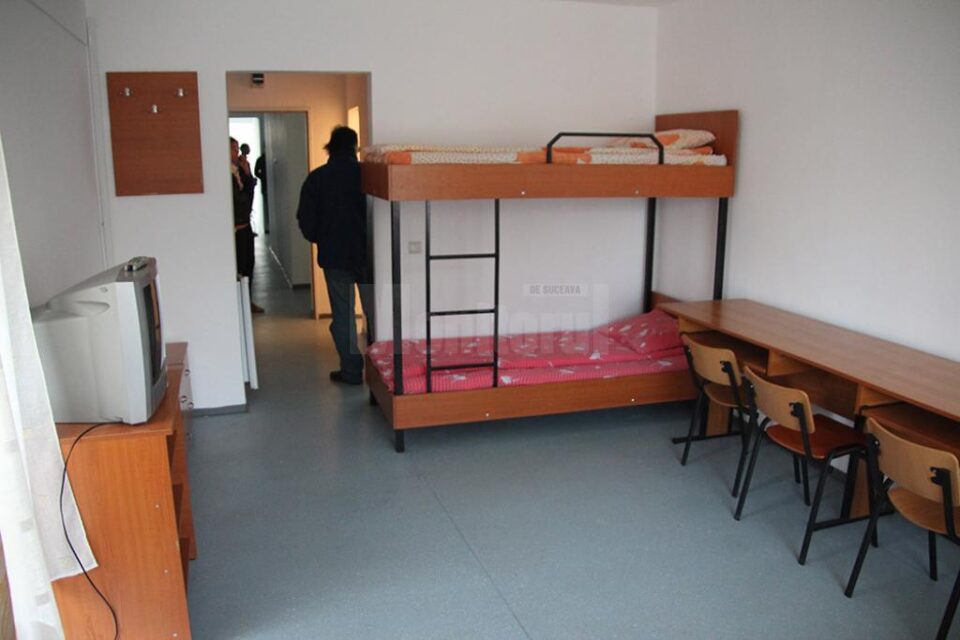 Căminele școlare nu pot fi locuite și de elevi și de refugiați
