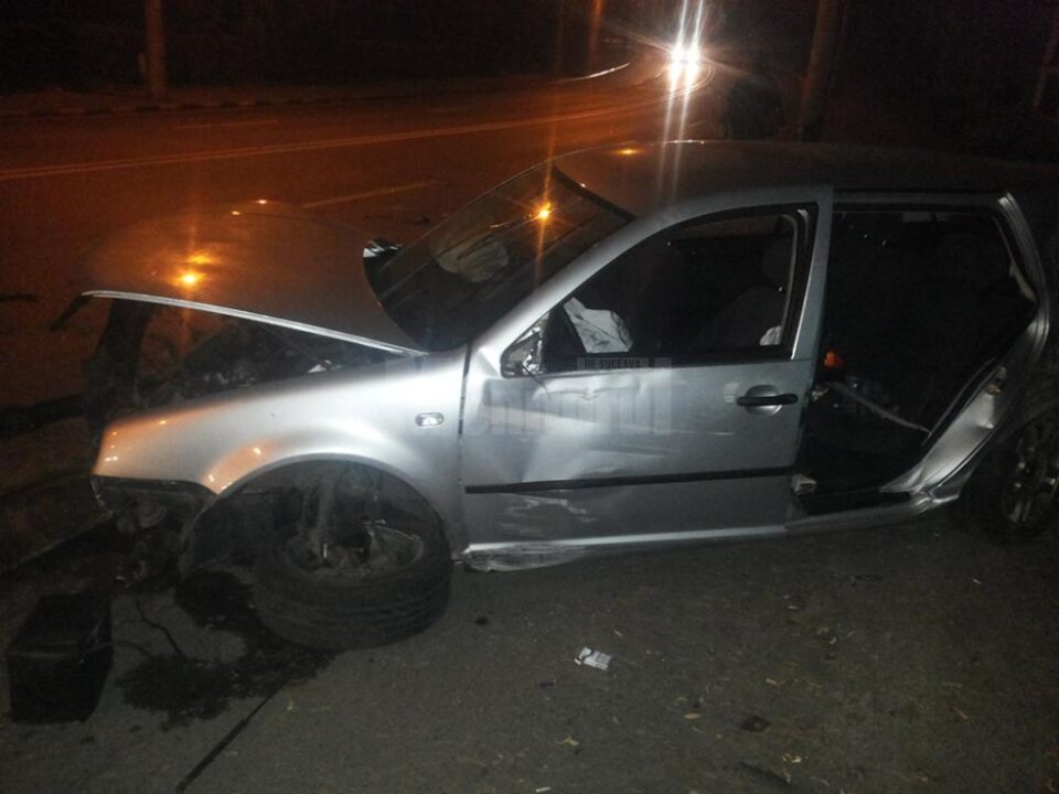 Mașina a fost distrusă aproape în întregime, șoferul și pasagerii fiind norocoși că au scăpat cu viață