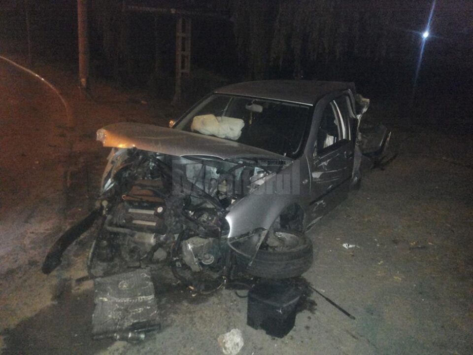 Mașina a fost distrusă aproape în întregime, șoferul și pasagerii fiind norocoși că au scăpat cu viață
