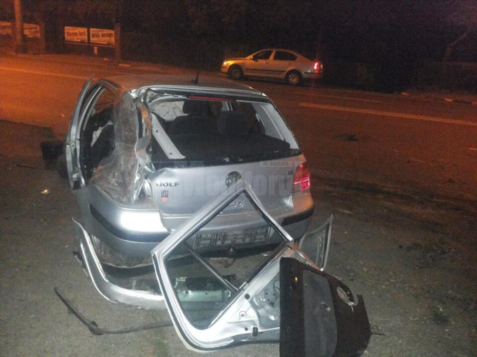 Mașina a fost distrusă aproape în întregime, șoferul și pasagerii fiind norocoși că au scăpat cu viață