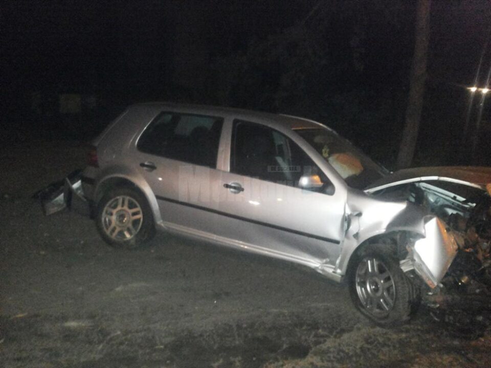 Mașina a fost distrusă aproape în întregime, șoferul și pasagerii fiind norocoși că au scăpat cu viață