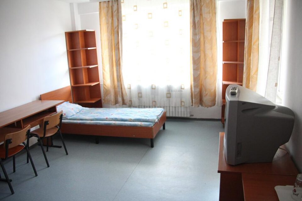 Căminele școlare nu pot fi locuite și de elevi și de refugiați