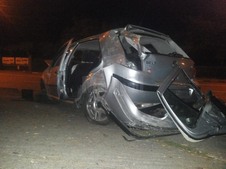 Mașina a fost distrusă aproape în întregime, șoferul și pasagerii fiind norocoși că au scăpat cu viață