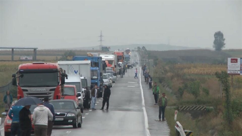 Coada de mașini formată după blocarea traficului pe DN 17