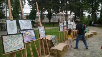 14 lucrări de grafică și pictură, expuse în Parcul Universității