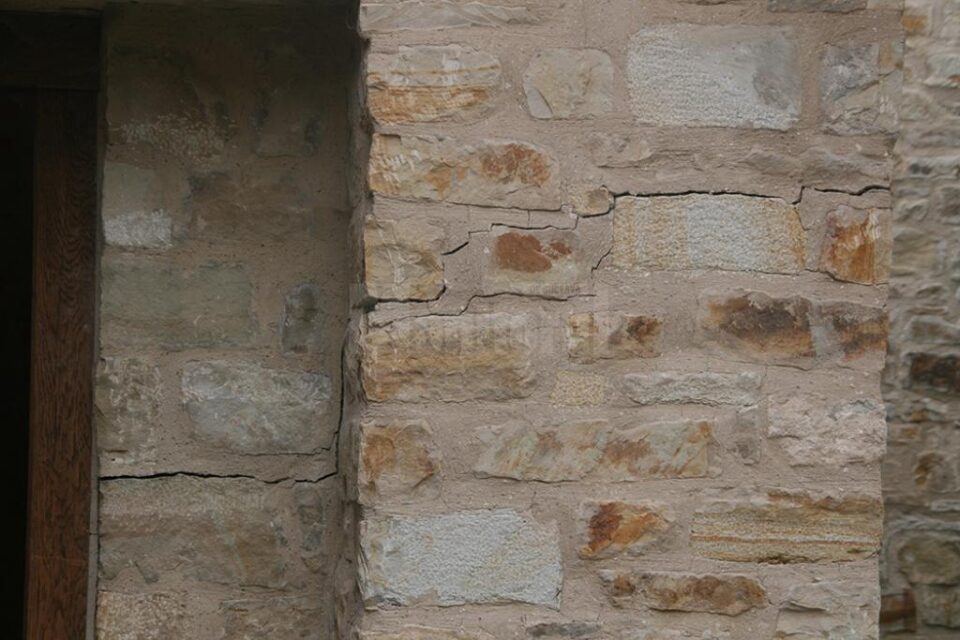 O fisură de aproximativ doi metri lungime a apărut pe unul dintre zidurile nou construite în proiectul de restaurare a Cetății de Scaun a Sucevei O fisură de aproximativ doi metri lungime a apărut pe unul dintre zidurile nou construite în proiectul de restaurare a Cetății de Scaun a Sucevei
