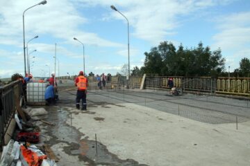 Miercuri după-amiază, în jurul orei 15.30, pe pasajul CFR de la Ițcani lucrau zece muncitori