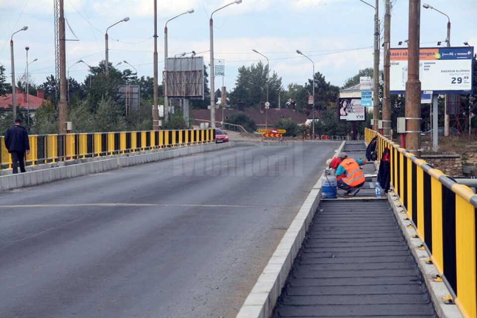 Pe podul de peste râul Suceava de la Ițcani lucrau doar doi muncitori