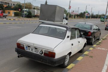 Mașina abandonată pe cea mai aglomerată arteră de circulație a Sucevei