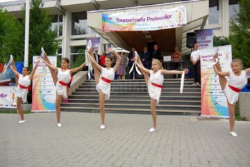 Echipa de gimnastică a Școlii Gimnaziale Nr. 3 Suceava, sub îndrumarea prof. Loredana Coca, a oferit un moment coregrafic ce a avut drept coordonate gingășia, grația și eleganța valsului