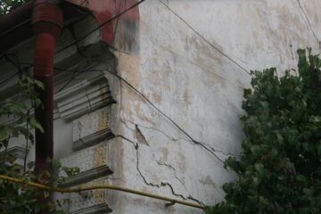 Un alt perete al clădirii este în stare avansată de degradare