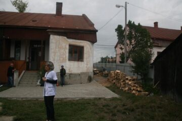 Toaleta din curtea dispensarului din Ițcani, transformată în budă publică de unii dintre vecinii din zonă
