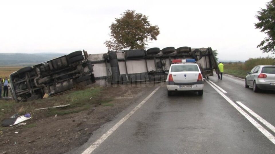 Tir răsturnat pe DN 2, în apropiere de Dănila