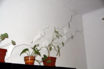 Toaleta din curtea dispensarului din Ițcani, transformată în budă publică de unii dintre vecinii din zonă