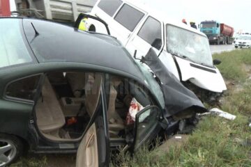 Două mașini care circulau din sens opus s-au izbit frontal, iar din accident a rezultat rănirea a cinci persoane