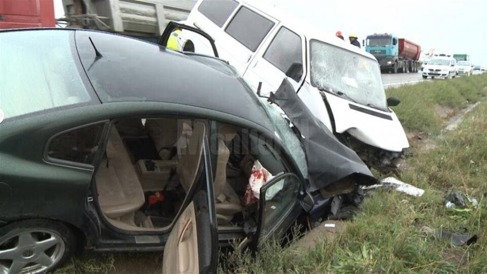Două mașini care circulau din sens opus s-au izbit frontal, iar din accident a rezultat rănirea a cinci persoane Două mașini care circulau din sens opus s-au izbit frontal, iar din accident a rezultat rănirea a cinci persoane