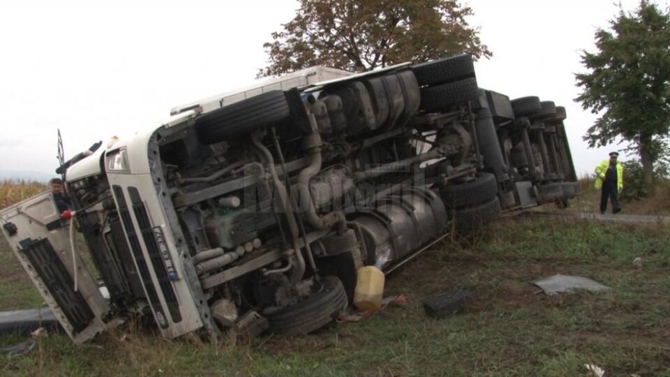 Tir răsturnat pe DN 2, în apropiere de Dănila