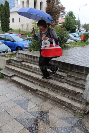 Treptele rupte, ciobite sau chiar lipsă de la scările de pe trotuarele din zona centrală a Sucevei vor intra în reparații