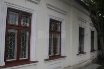 Toaleta din curtea dispensarului din Ițcani, transformată în budă publică de unii dintre vecinii din zonă