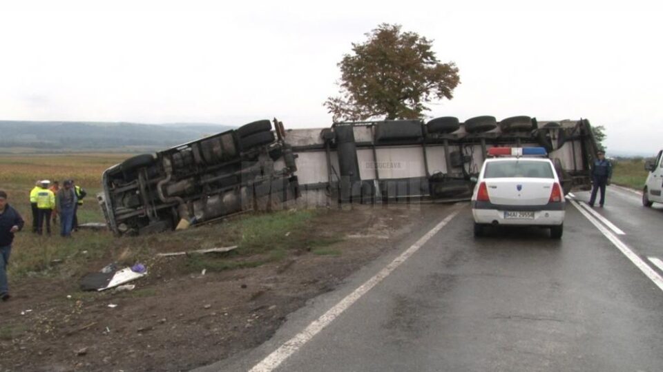 Tirul s-a răsturnat într-o curbă din apropierea localității Dănila