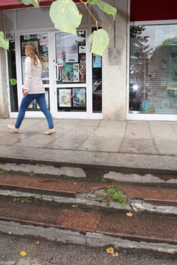 Treptele rupte, ciobite sau chiar lipsă de la scările de pe trotuarele din zona centrală a Sucevei vor intra în reparații