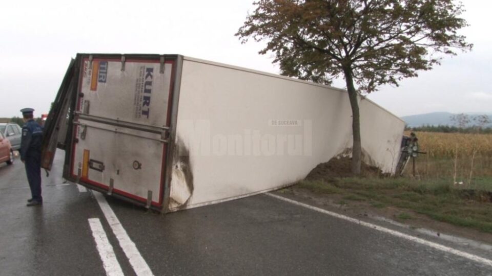 Tir răsturnat pe DN 2, în apropiere de Dănila