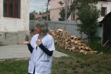Toaleta din curtea dispensarului din Ițcani, transformată în budă publică de unii dintre vecinii din zonă