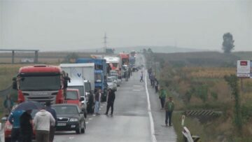 Circulația rutieră pe DN 17 a fost întreruptă câteva zeci de minute, coloanele de mașini întinzându-se pe kilometri buni