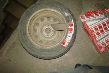 Țigări ascunse în cutii cu prăjituri și în roata de rezervă a mașinii