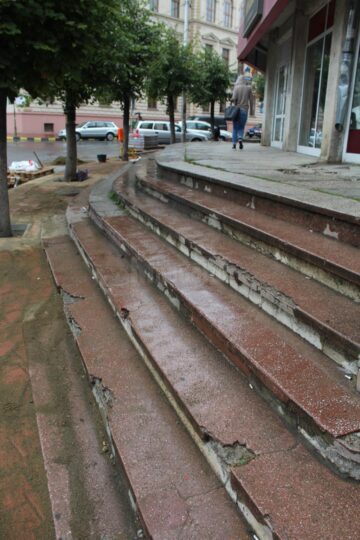 Treptele rupte, ciobite sau chiar lipsă de la scările de pe trotuarele din zona centrală a Sucevei vor intra în reparații