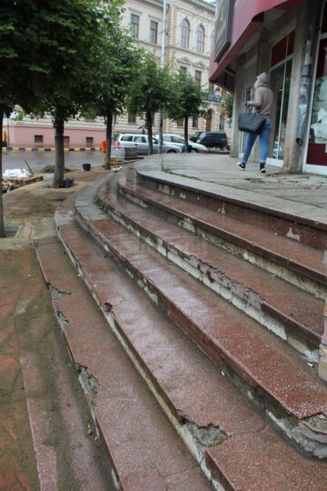 Treptele rupte, ciobite sau chiar lipsă de la scările de pe trotuarele din zona centrală a Sucevei vor intra în reparații