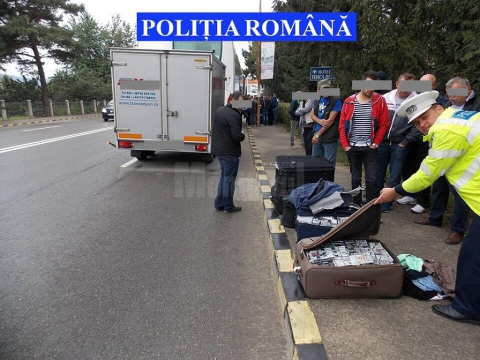 Transport de țigări de contrabandă spre Londra, cu autocarul, interceptat de polițiști
