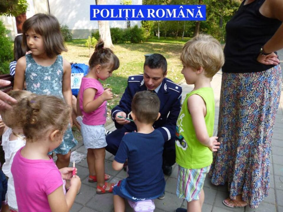 Peste 100 de copii au primit premii surpriză din partea polițiștilor, scopul principal fiind acela de a combate abandonul școlar