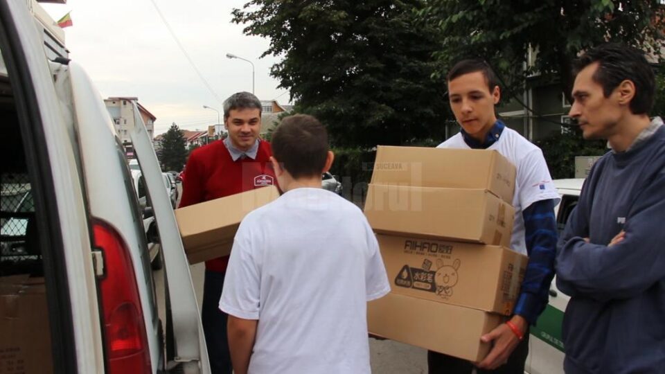 Primele rechizite din campania organizată de Alexandria Librarii și Salvați Copiii au ajuns la elevii nevoiași