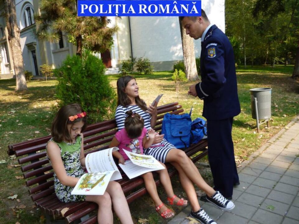 Peste 100 de copii au primit premii surpriză din partea polițiștilor, scopul principal fiind acela de a combate abandonul școlar