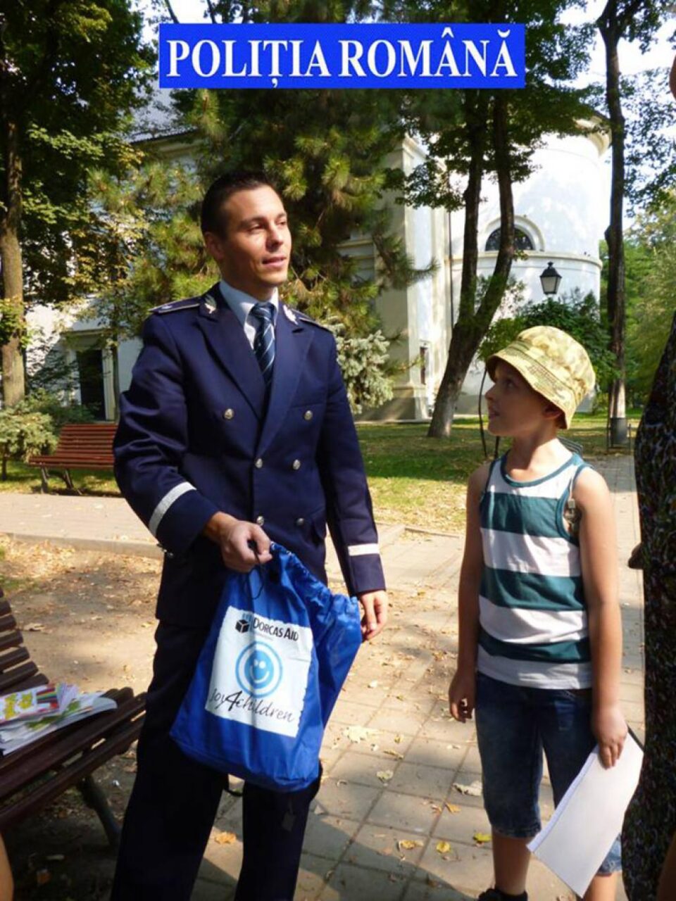Peste 100 de copii au primit premii surpriză din partea polițiștilor, scopul principal fiind acela de a combate abandonul școlar