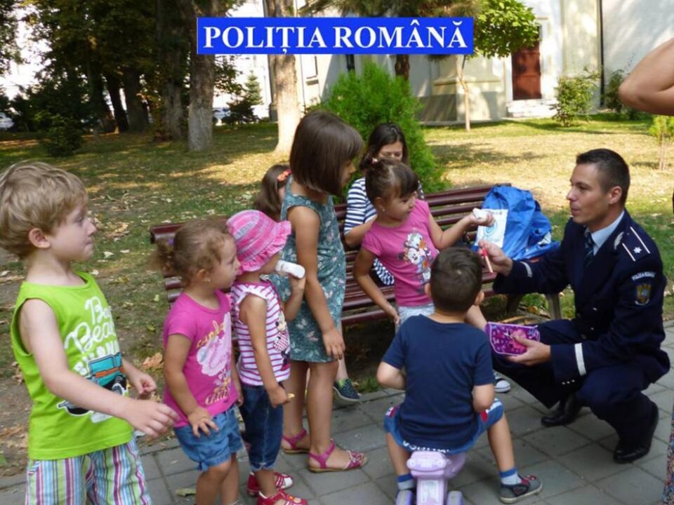 Peste 100 de copii au primit premii surpriză din partea polițiștilor, scopul principal fiind acela de a combate abandonul școlar